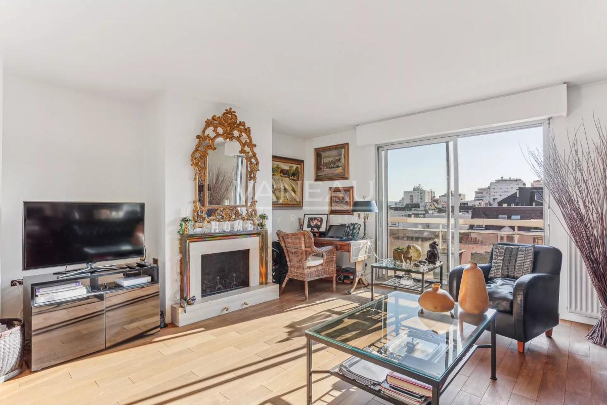 Suresnes/Mairie - Appartement dernier étage avec terrasse et bal