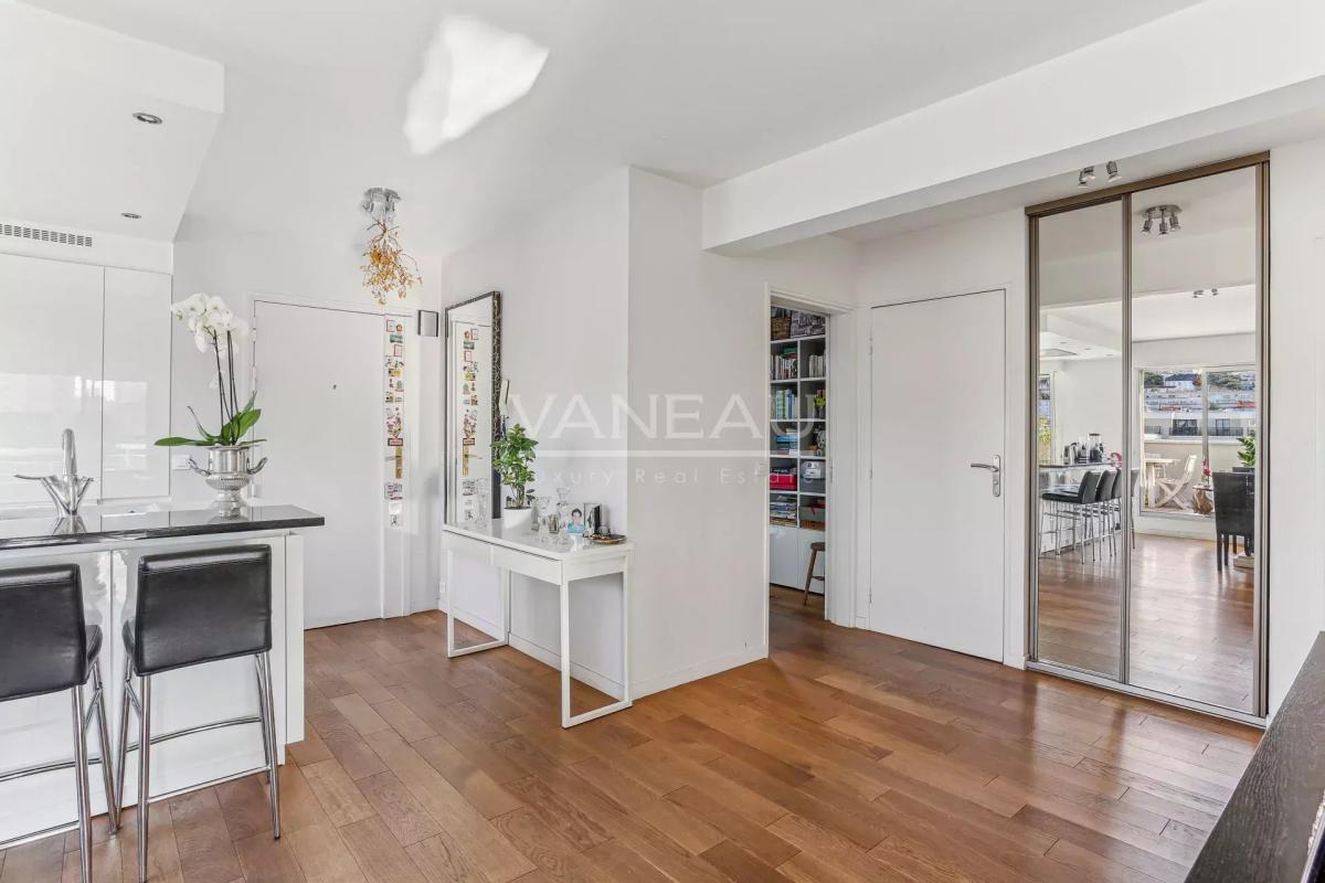 Suresnes/Mairie - Appartement dernier étage avec terrasse et bal