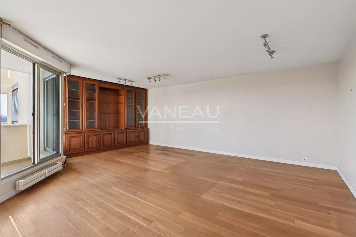 Courbevoie / Front de Seine / vue Tour Eiffel