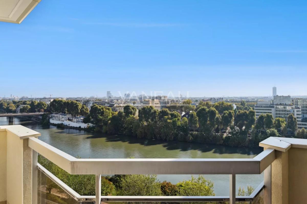 Courbevoie / Front de Seine / vue Tour Eiffel