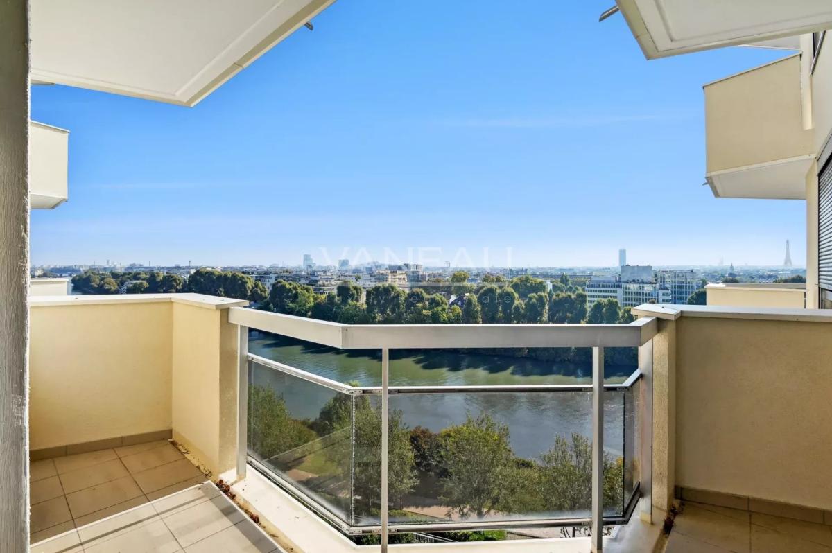 Courbevoie / Front de Seine / vue Tour Eiffel