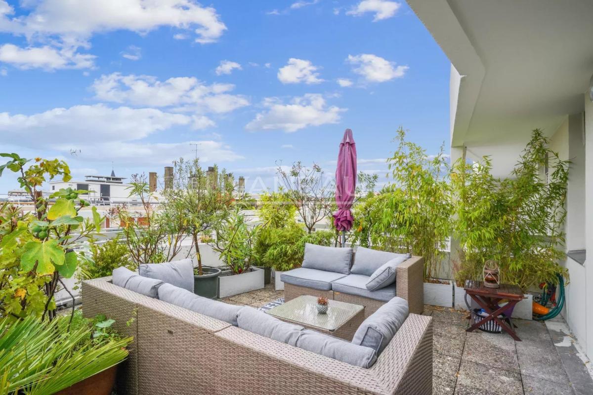 Exclusivité - Paris XVIIIe - Studio avec Terrasse vue Montmartre