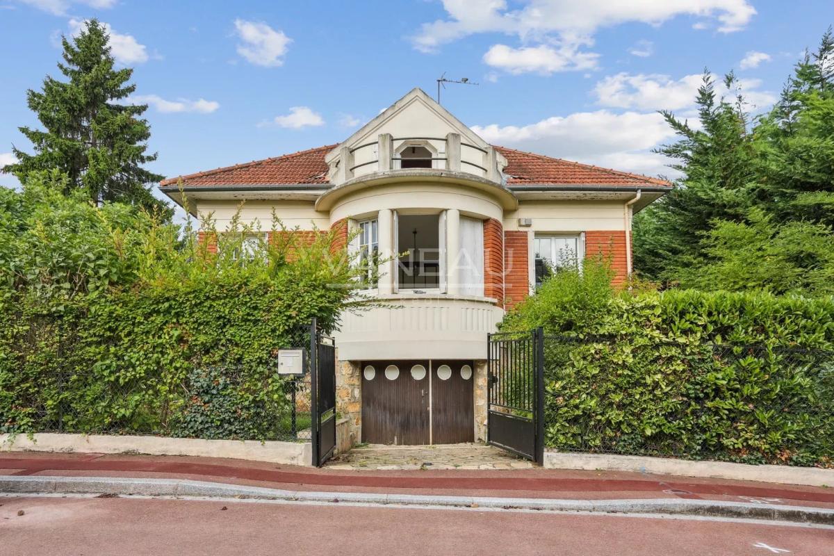 Sceaux (92330) - Villa de six pièces avec jardin fruitier -