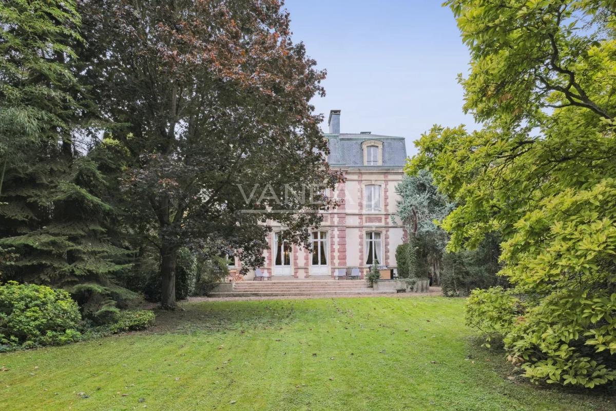 Évreux (27) - Magnifique propriété. Domaine sur parc arboré de 2