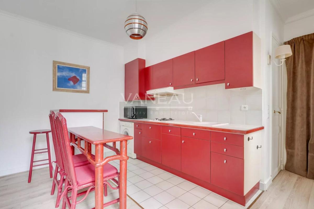 Paris 15ème - Ernest Renan - charmant deux pièces en étage élevé