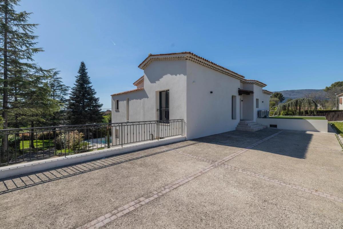 Chateauneuf Villa contemporaine rénovée à vendre