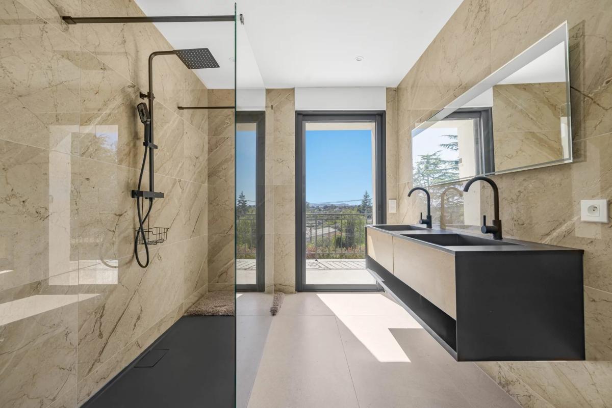 Chateauneuf Villa contemporaine rénovée à vendre