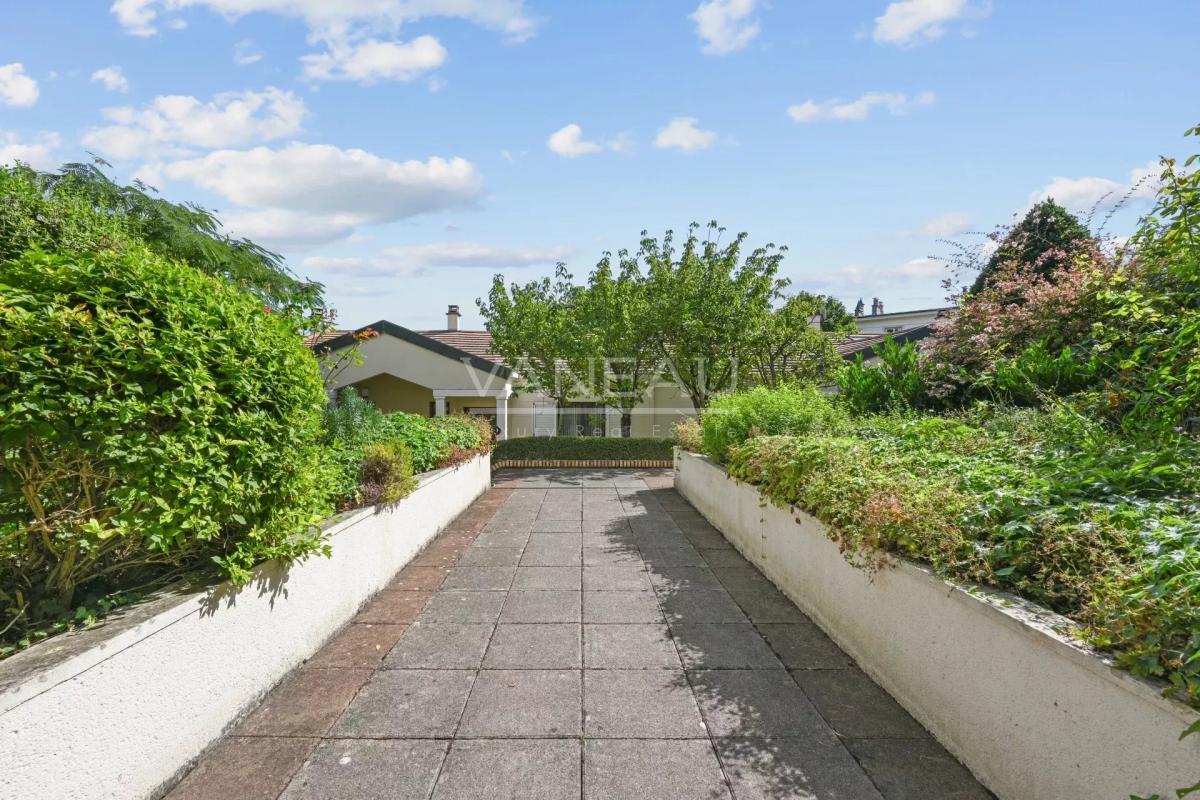 SURESNES - Appartement familial avec terrasse et balcon.
