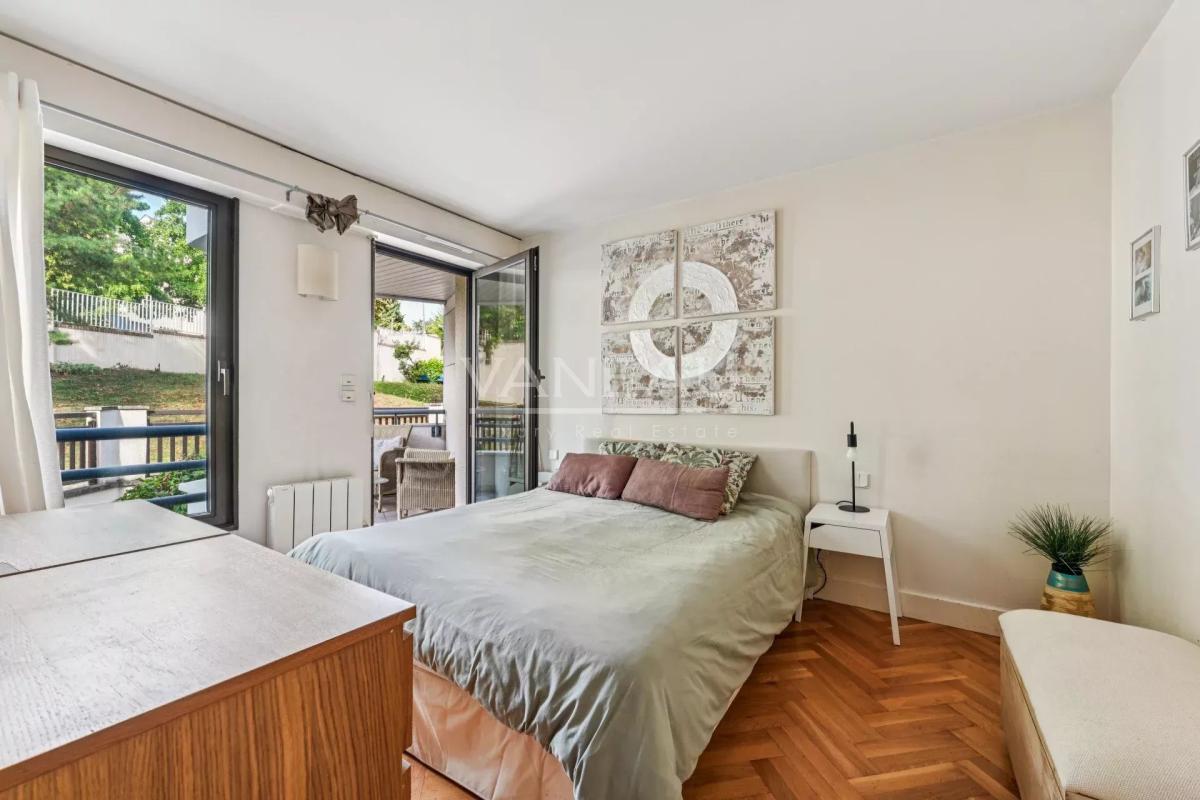 SURESNES - Appartement familial avec terrasse et balcon.