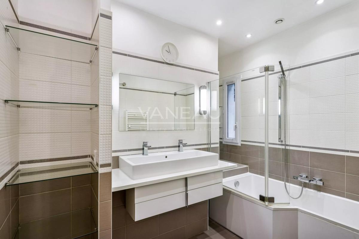 APPARTEMENT NON MEUBLÉ – PARIS 8ème – QUARTIER CHAMPS-ÉLYSÉES / 