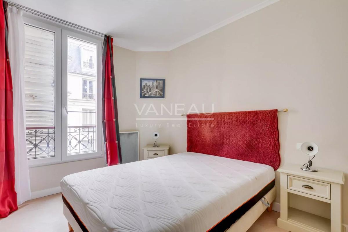 Paris 15ème - Ernest Renan - charmant deux pièces en étage élevé