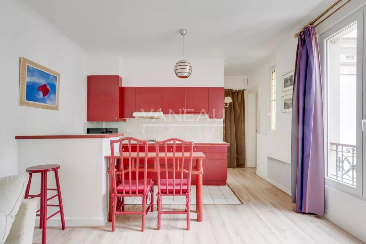 Paris 15ème - Ernest Renan - charmant deux pièces en étage élevé