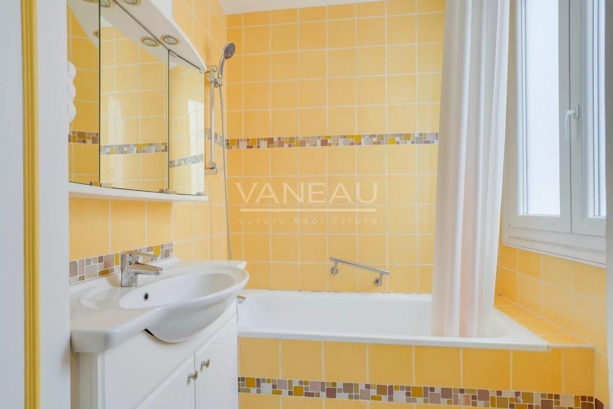 Paris 15ème - Ernest Renan - charmant deux pièces en étage élevé