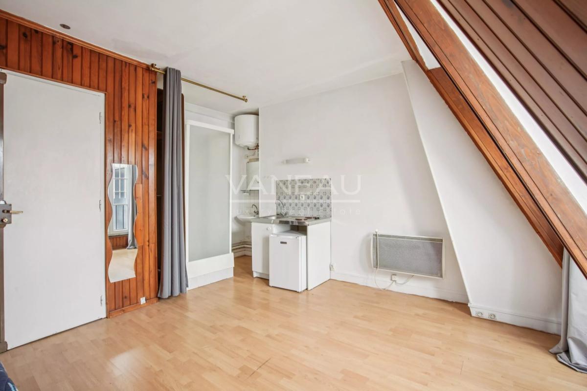 PARIS XVe - Adolphe Cherioux - Studio en dernier étage