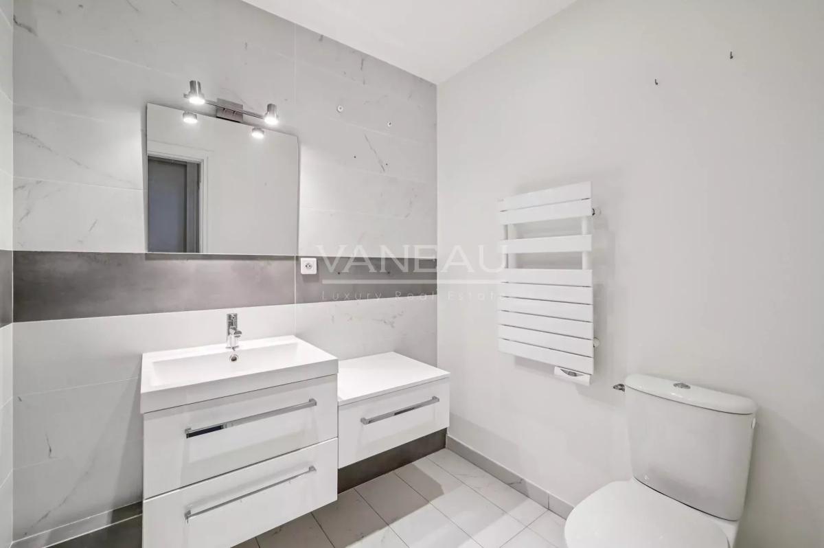 Paris XVe - Volontaires / Vaugirard : Studio lumineux avec balco