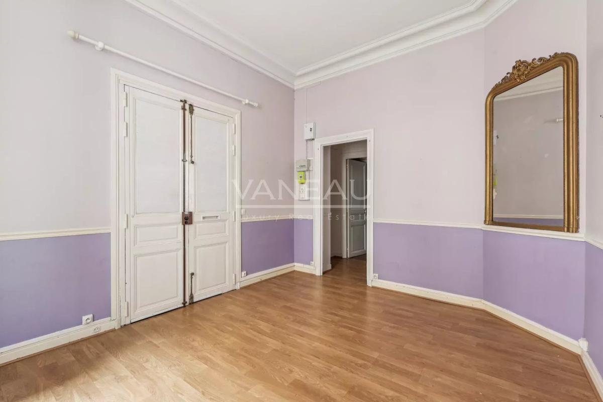 PARIS XV - Villa Poirier : Appartement trois pièces à rénover