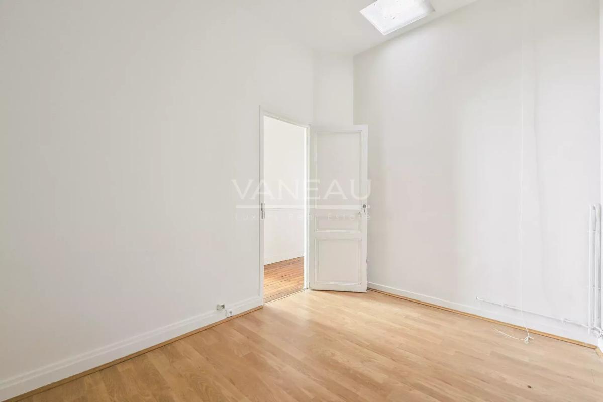 PARIS XV - Villa Poirier : Appartement trois pièces à rénover