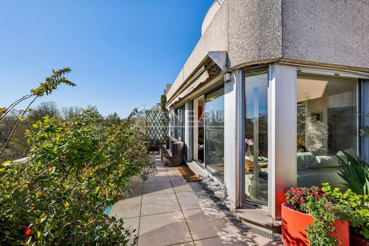 Paris XIVe : Parc Montsouris : Duplex au dernier étage avec terr