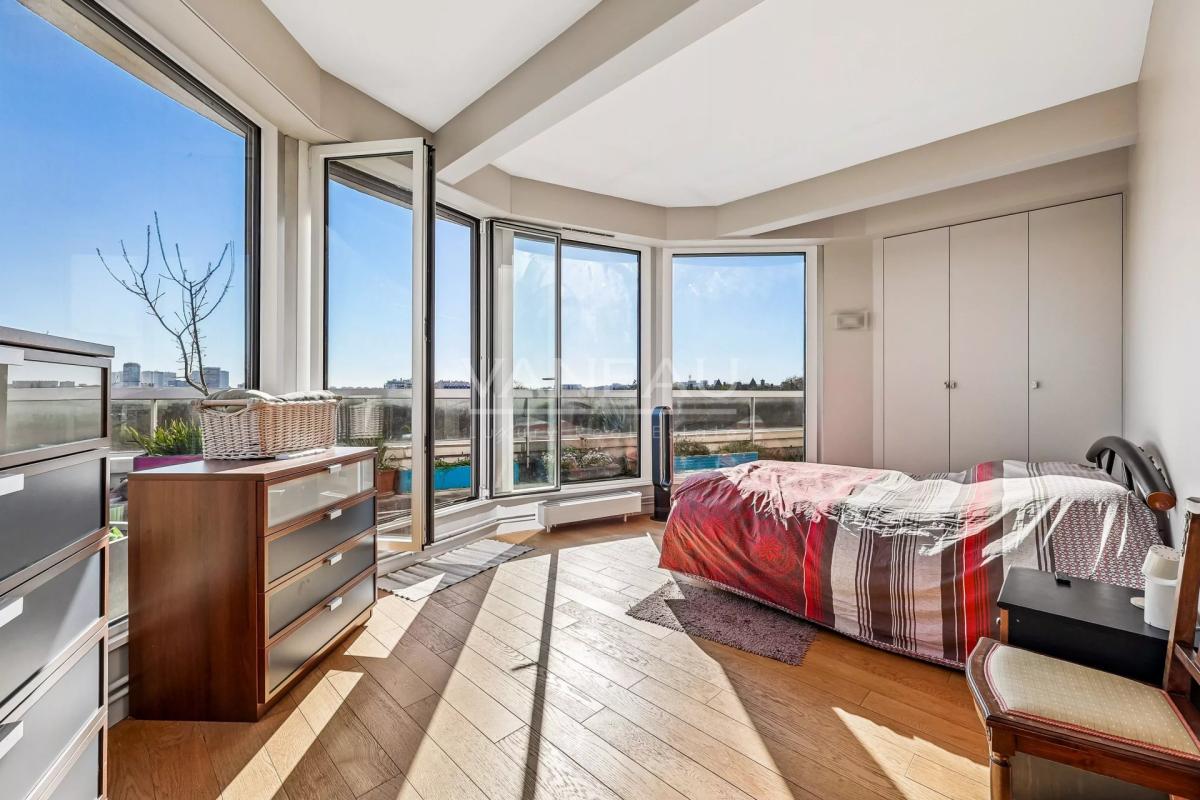 Paris XIVe : Parc Montsouris : Duplex au dernier étage avec terr