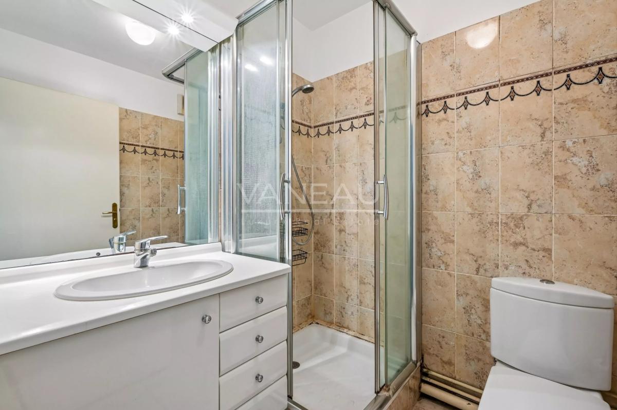 PARIS XVe - Commerce : Appartement familial avec balcon au calme