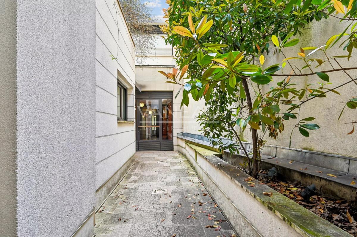 PARIS XVe - Commerce : Appartement familial avec balcon au calme