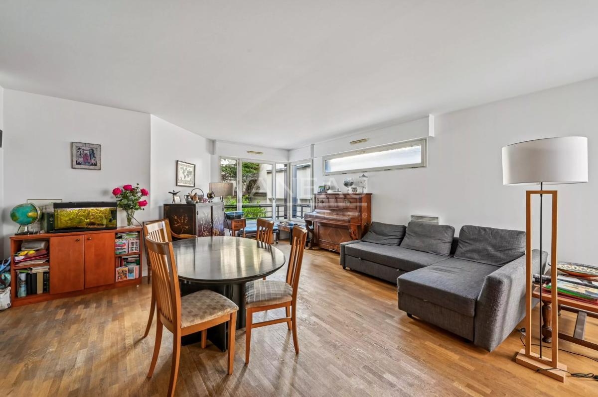 PARIS XVe - Commerce : Appartement familial avec balcon au calme