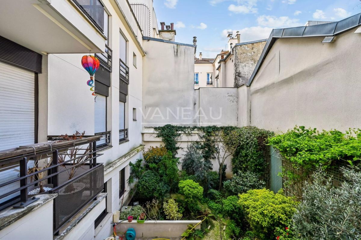 PARIS XVe - Commerce : Appartement familial avec balcon au calme