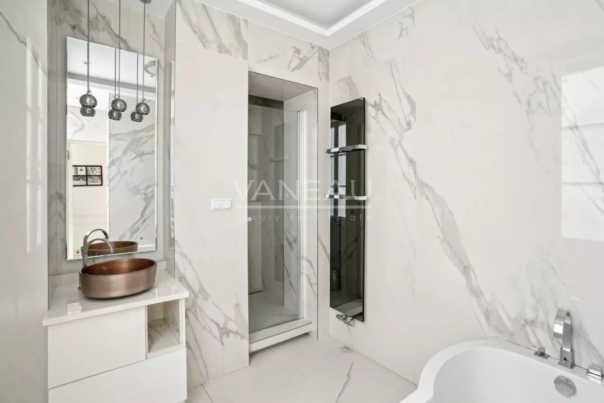 Paris XVIe - Place Victor Hugo - Magnifique appartement en derni