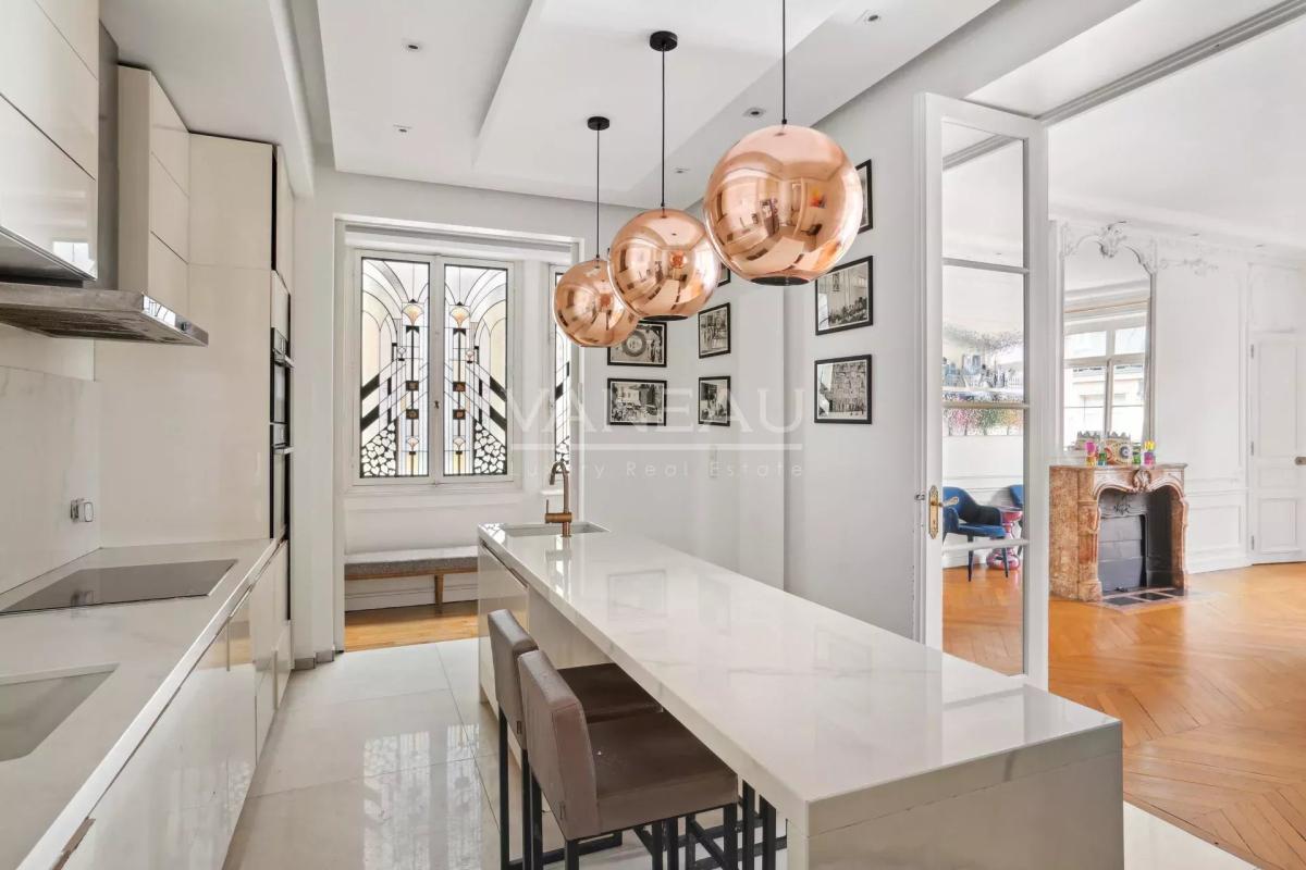 Paris XVIe - Place Victor Hugo - Magnifique appartement en derni