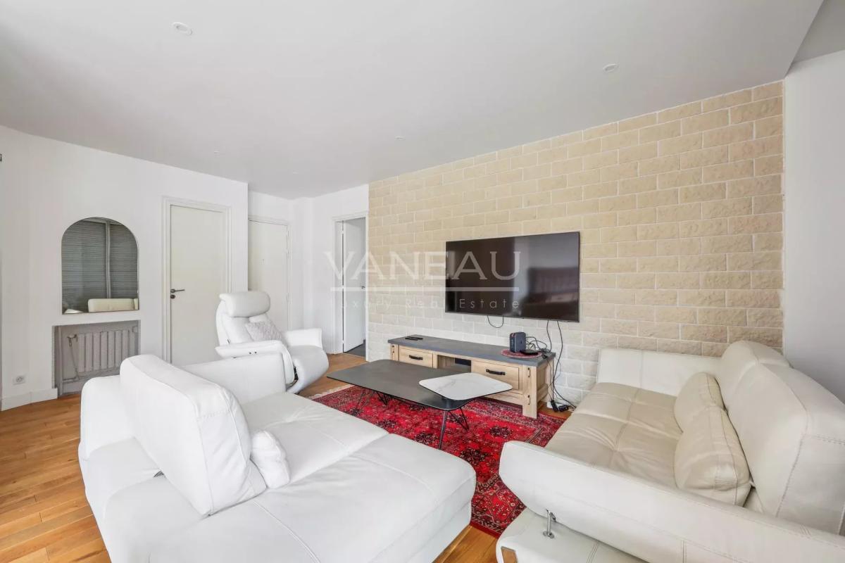 Paris VIIe - Gros Caillou -  Appartement avec balcon  — 2 chambr