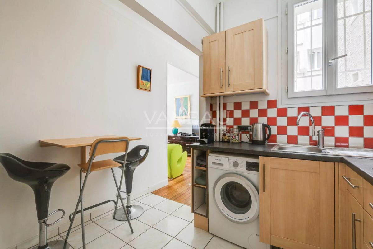 PARIS XVe - Volontaires : Appartement deux pièces au calme