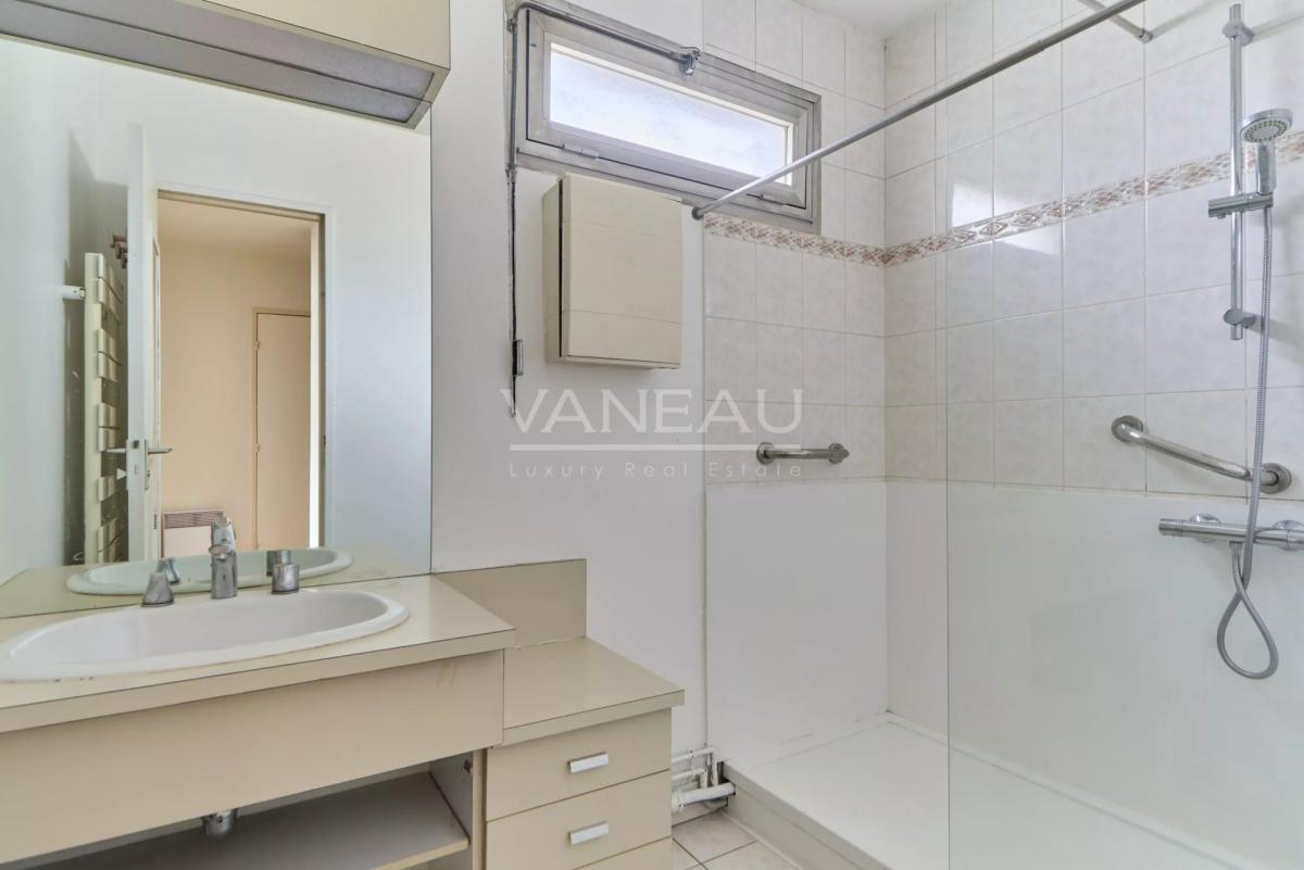 PARIS XVe - Appartement quatre pièces avec balcons - Parking en 