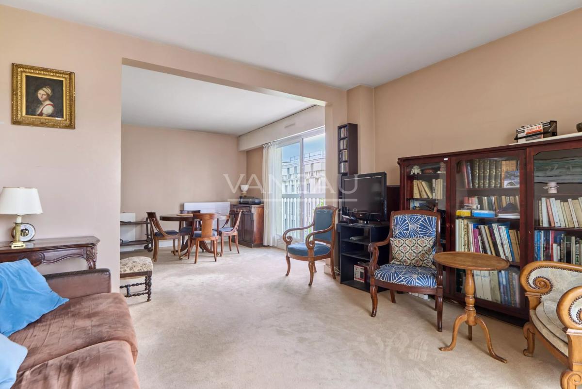 PARIS XVe - Appartement quatre pièces avec balcons - Parking en 