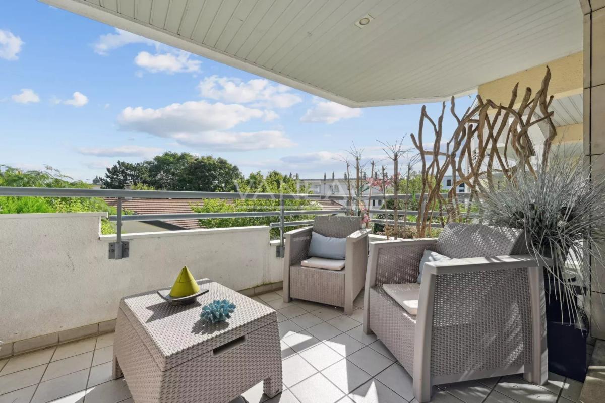 SURESNES - Appartement familial avec terrasse et balcon.