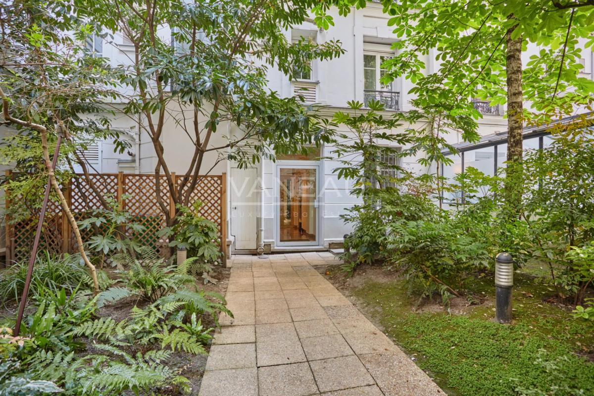 PARIS XVIe - Place Victor Hugo