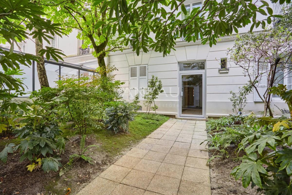 PARIS XVIe - Place Victor Hugo