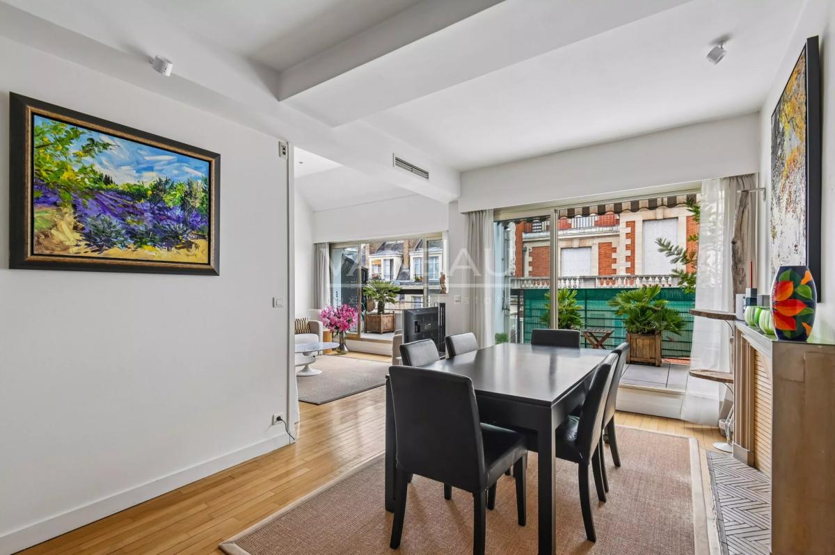 Paris VII - Quai d'Orsay - Dernier étage avec terrasse