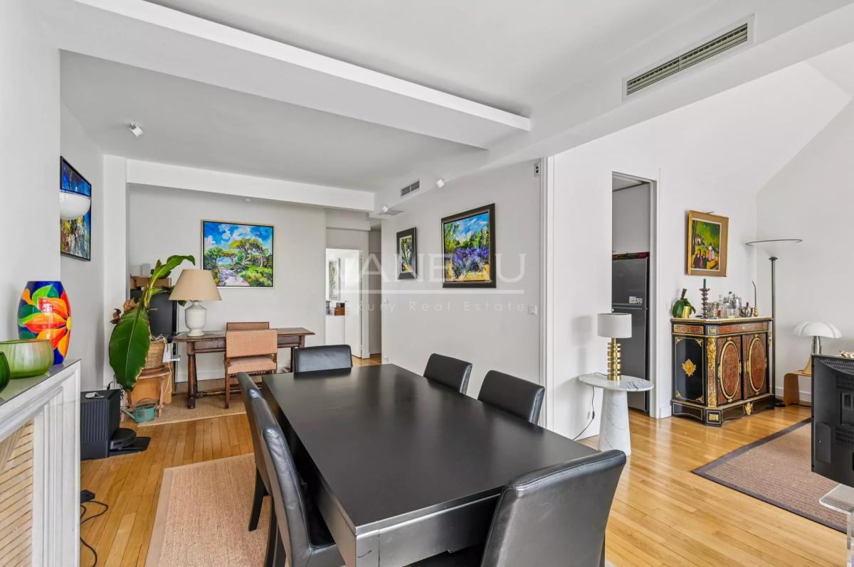 Paris VII - Quai d'Orsay - Dernier étage avec terrasse