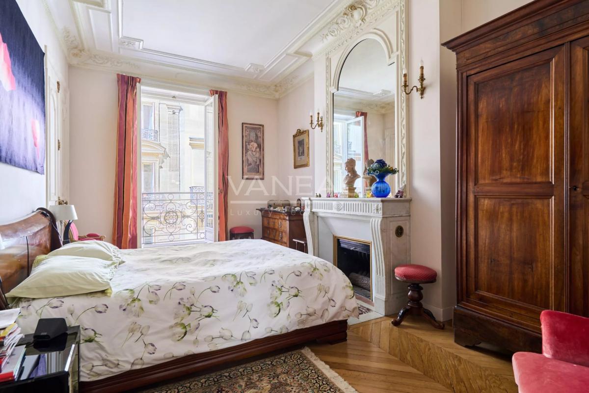 Paris VIIIe– Quartier Europe--Appartement familial et de récepti