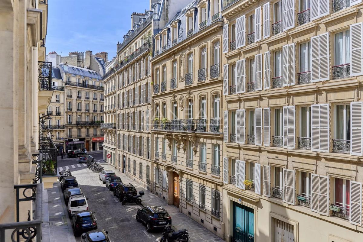 Paris VIIIe– Quartier Europe--Appartement familial et de récepti