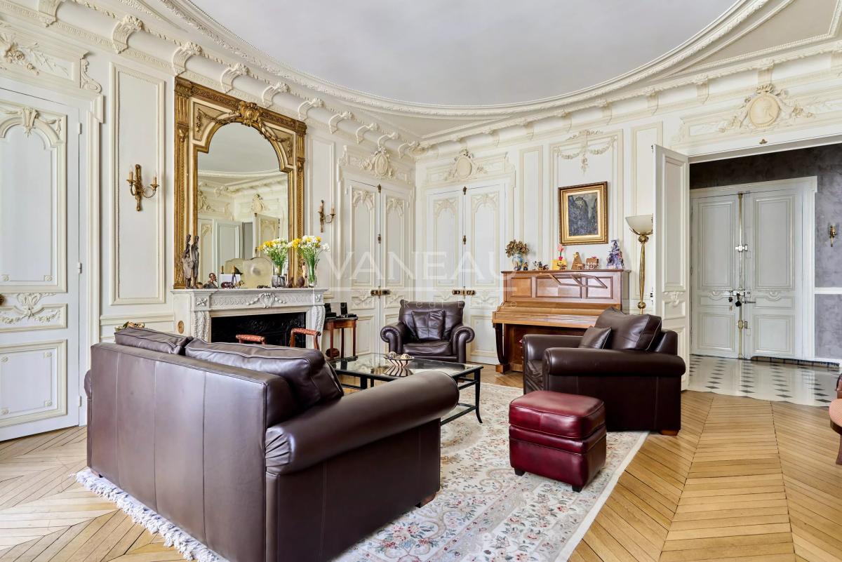 Paris VIIIe– Quartier Europe--Appartement familial et de réception