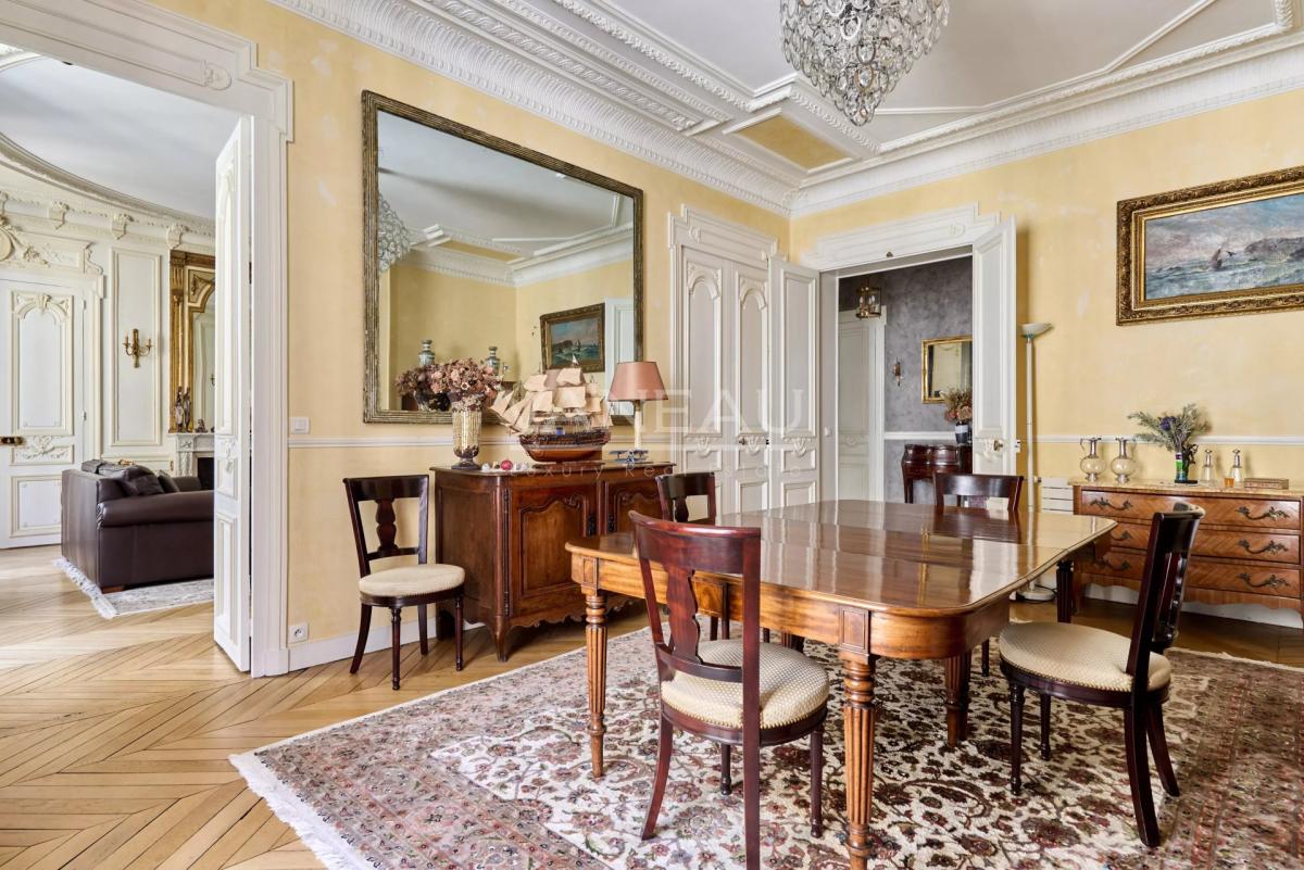 Paris VIIIe– Quartier Europe--Appartement familial et de récepti