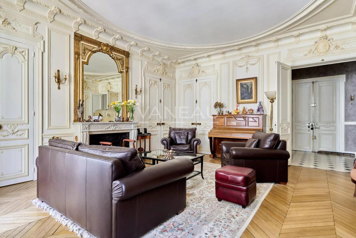 Paris VIIIe– Quartier Europe--Appartement familial et de récepti