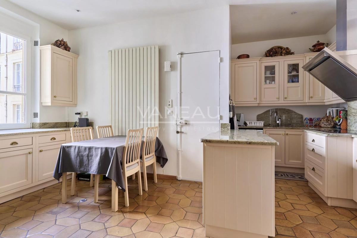 Paris VIIIe– Quartier Europe--Appartement familial et de récepti