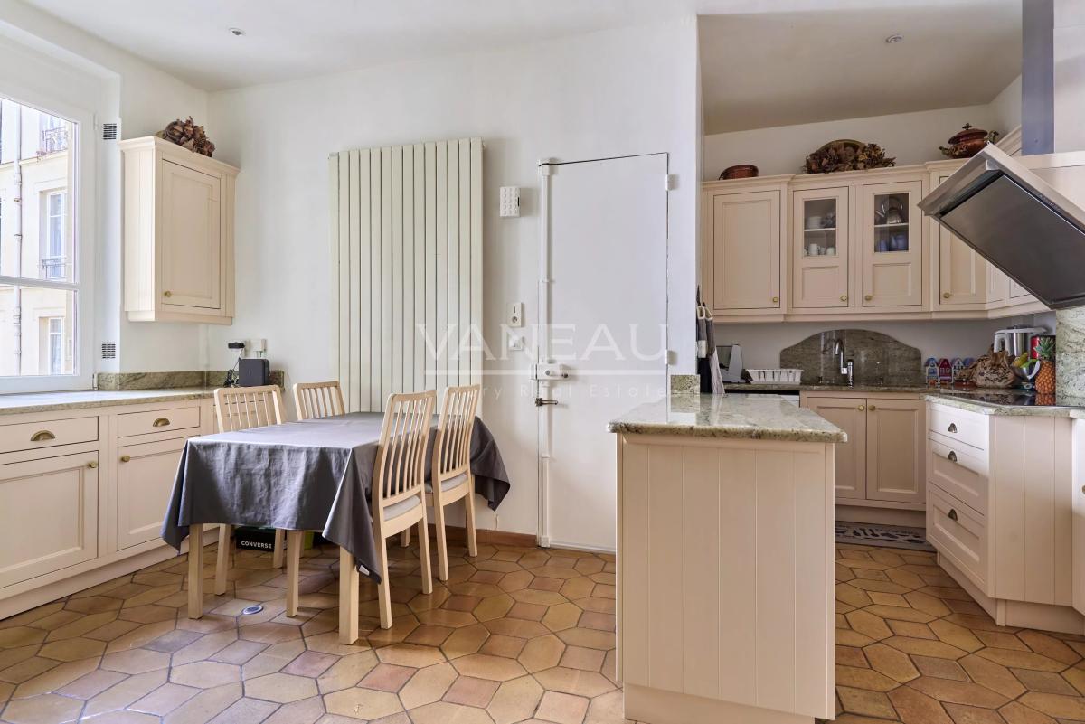 Paris VIIIe– Quartier Europe--Appartement familial et de réception