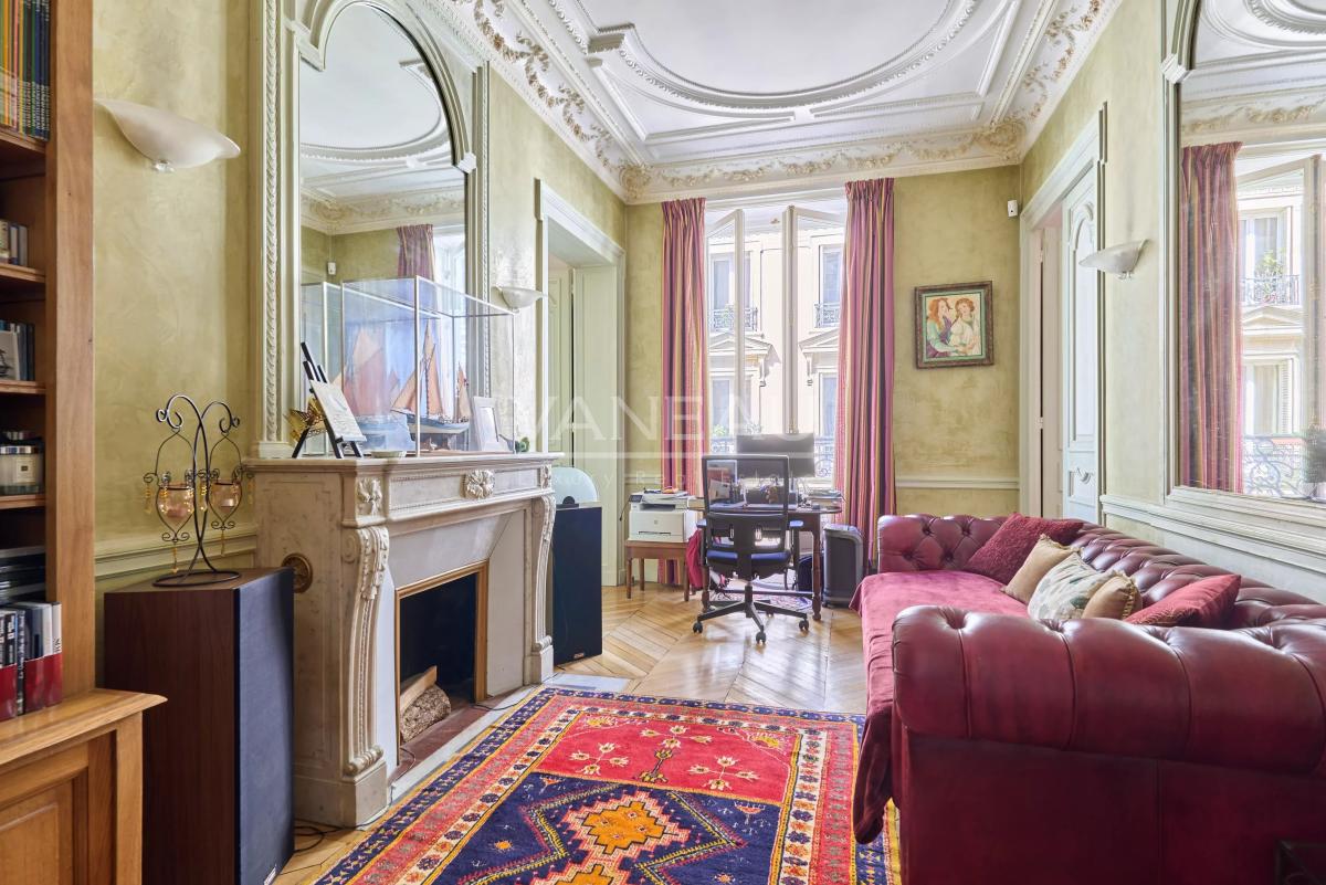Paris VIIIe– Quartier Europe--Appartement familial et de réception