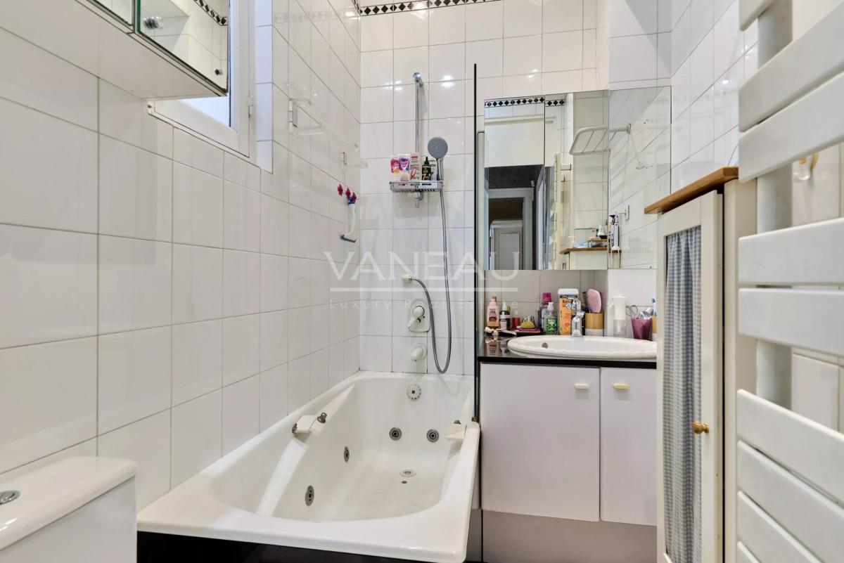 Paris VIIIe– Quartier Europe--Appartement familial et de récepti