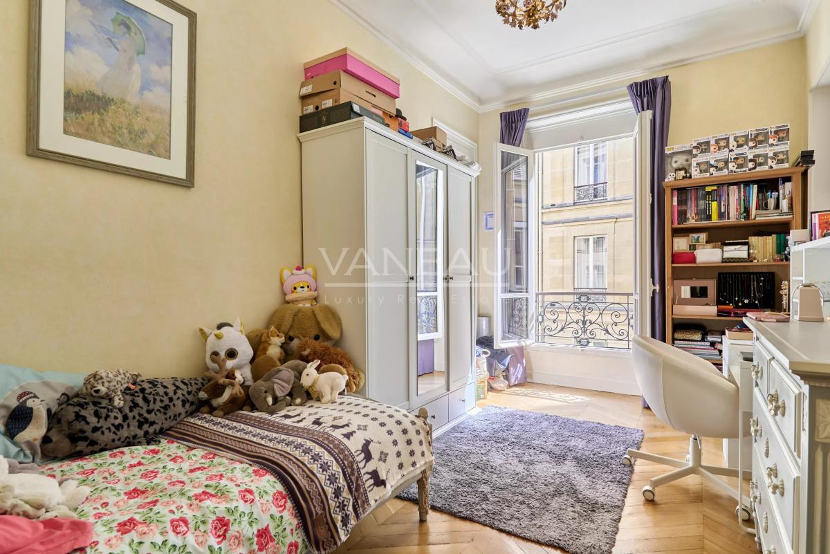 Paris VIIIe– Quartier Europe--Appartement familial et de réception