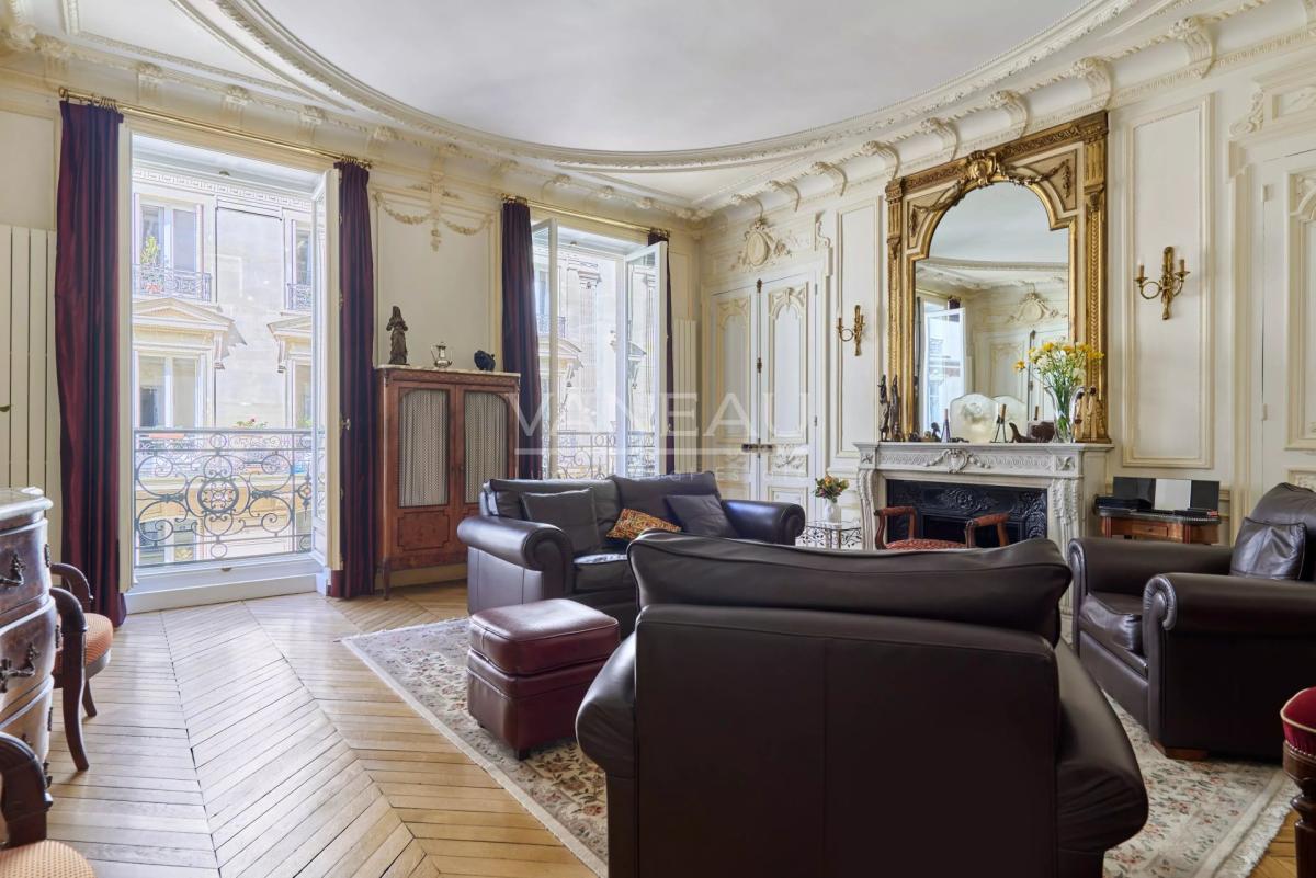 Paris VIIIe– Quartier Europe--Appartement familial et de récepti