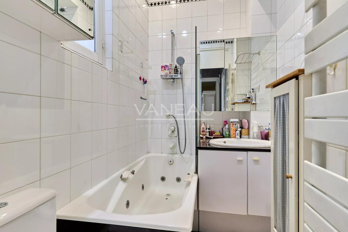 Paris VIIIe– Quartier Europe--Appartement familial et de réception